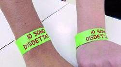 «Noi lavoratori disdettati» I braccialetti della protesta