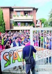Troppi agenti Rebeldìa rinuncia all’occupazione 