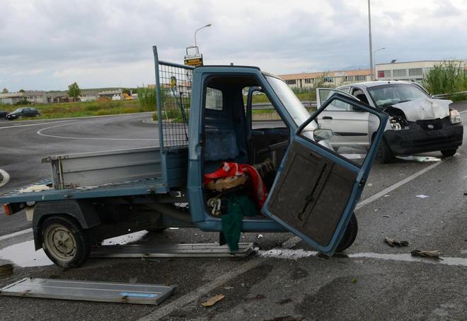 Si scontra con un’auto, muore a 74 anni 