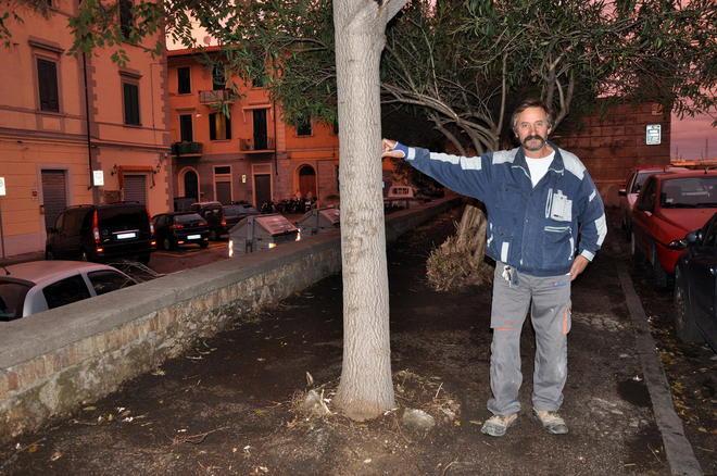 San Marco, i residenti prendono le ramazze e puliscono da soli i giardinetti dello spaccio 