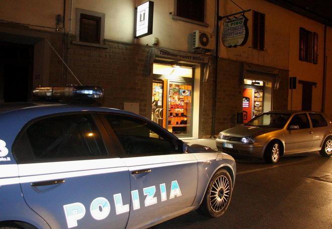 Si fanno rifare le sopracciglia e poi svaligiano il negozio 