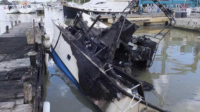 Una barca distrutta dalle fiamme