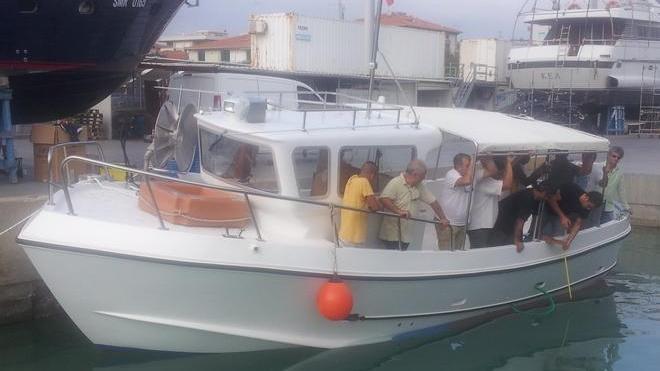 Cantiere vadese in festa: varato un peschereccio