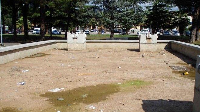 Un’altra fontana senz’acqua in viale Uranio è secca da mesi