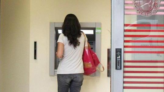 Dopo averla rapinata le dà i soldi per l’aperitivo