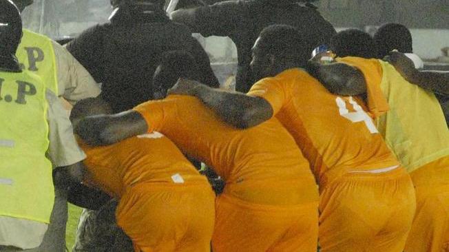 Follia in Senegal Spari e sassaiola, la partita non finisce