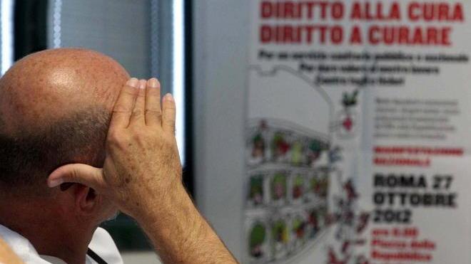 I medici e i veterinari incrociano le braccia