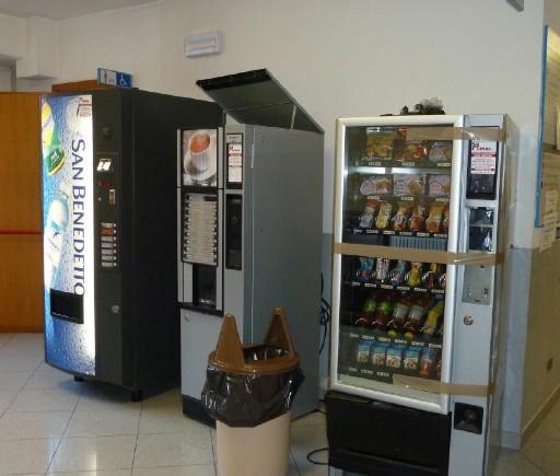 Entrano nella scuola e rubano i soldi delle macchinette 