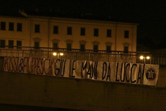 Striscioni di CasaPound contro l’accorpamento di Lucca e Pisa 
