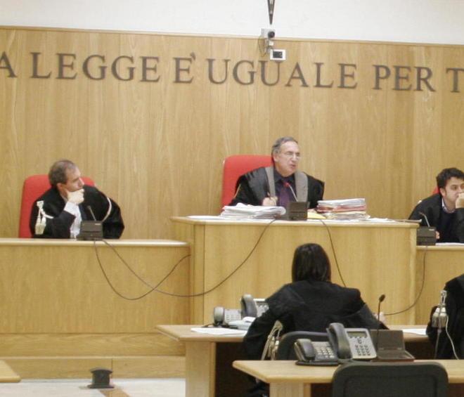 Ruba centomila euro al fratello 