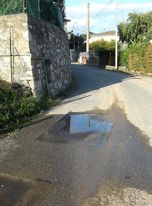 Via dei Molini, l’acqua sgorga da giorni