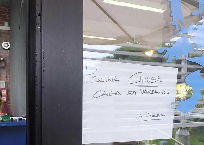 Vandali in azione alla piscina 