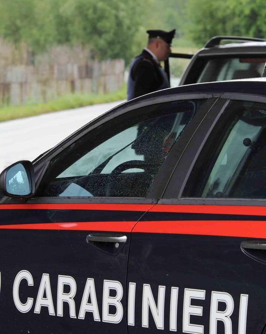 Travolgono con lo scooter una donna per scipparla: presi