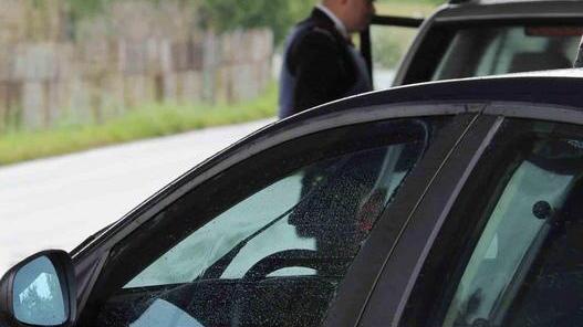 Travolgono con lo scooter una donna per scipparla: presi