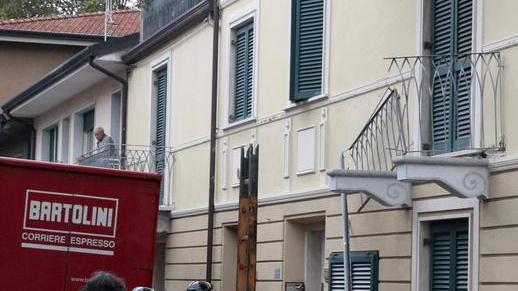 Furgone abbatte un terrazzo in via Pascoli