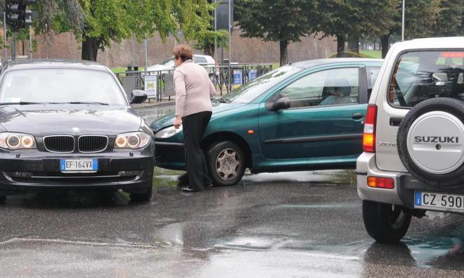 Semaforo ko, scontro fra due auto
