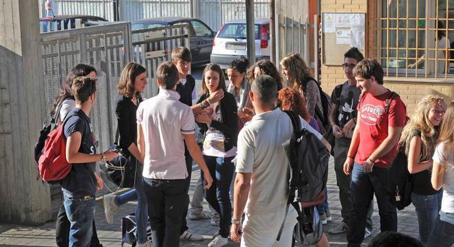 Scuola, dieci euro al mese per coprire le spese 
