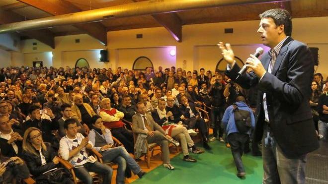 Matteo Renzi fa il pienone e glissa su Filippeschi