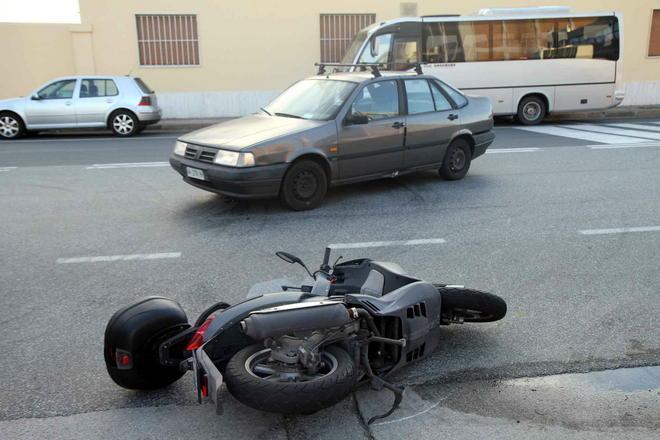 Scontro fra auto e scooter in via Orlando, grave il centauro 