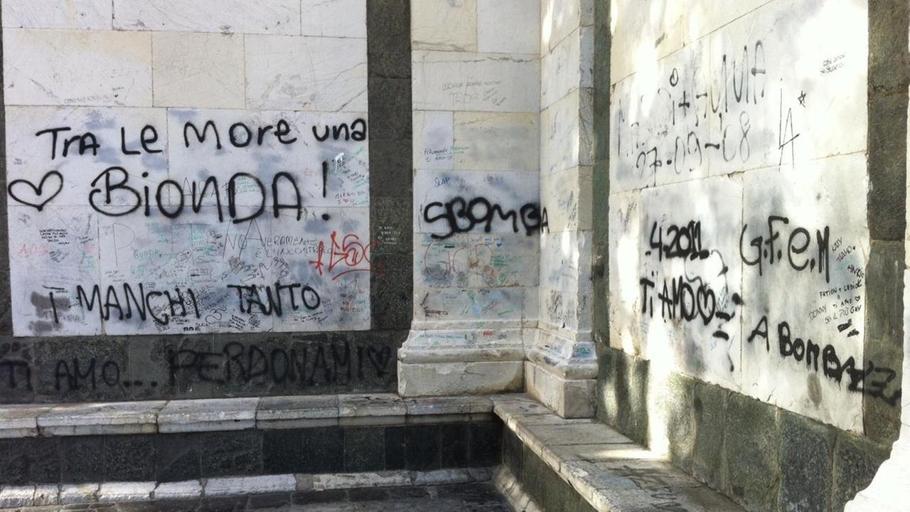 Imbratta con un pennarello la facciata di Santa Maria delle Carceri