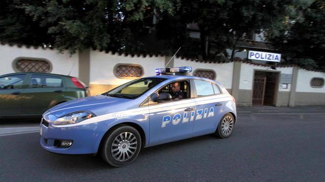 Trova un ladro a rubare in casa e poi viene aggredito da due complici