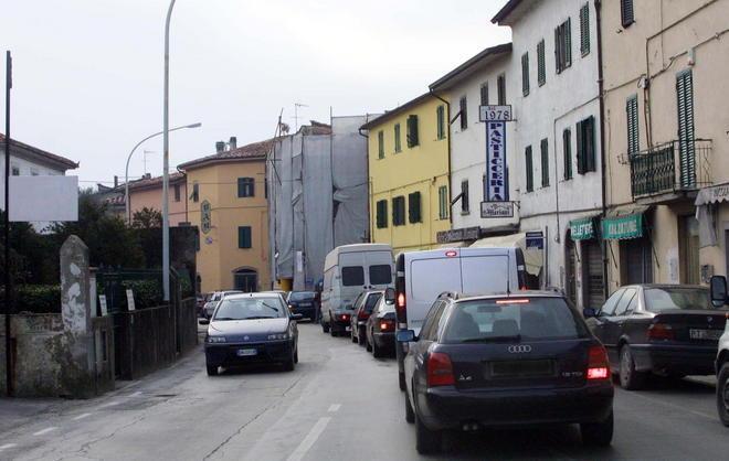 Serve un parcheggio alle scuole di Alberghi 