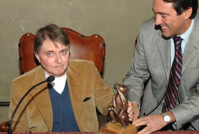 Libri e statuette del “micco” ma anche qui arrivano i tagli