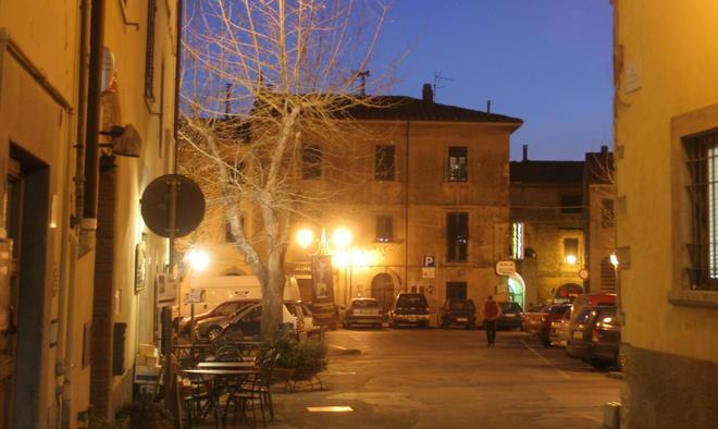 Palestra inagibile, Sinistra all’attacco