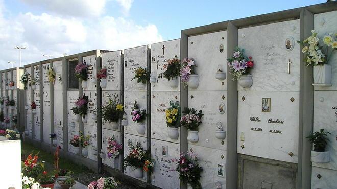 Quei loculi sono difettosi «C’è odore di cadavere» 