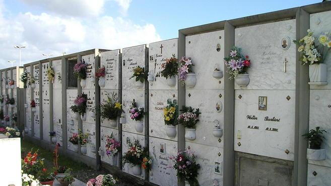 Quei loculi sono difettosi «C’è odore di cadavere»