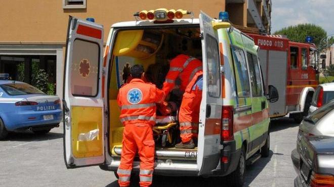 Auto contro moto, grave un sedicenne