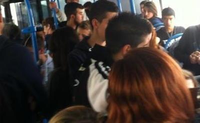 Sul pullman degli studenti come sardine 
