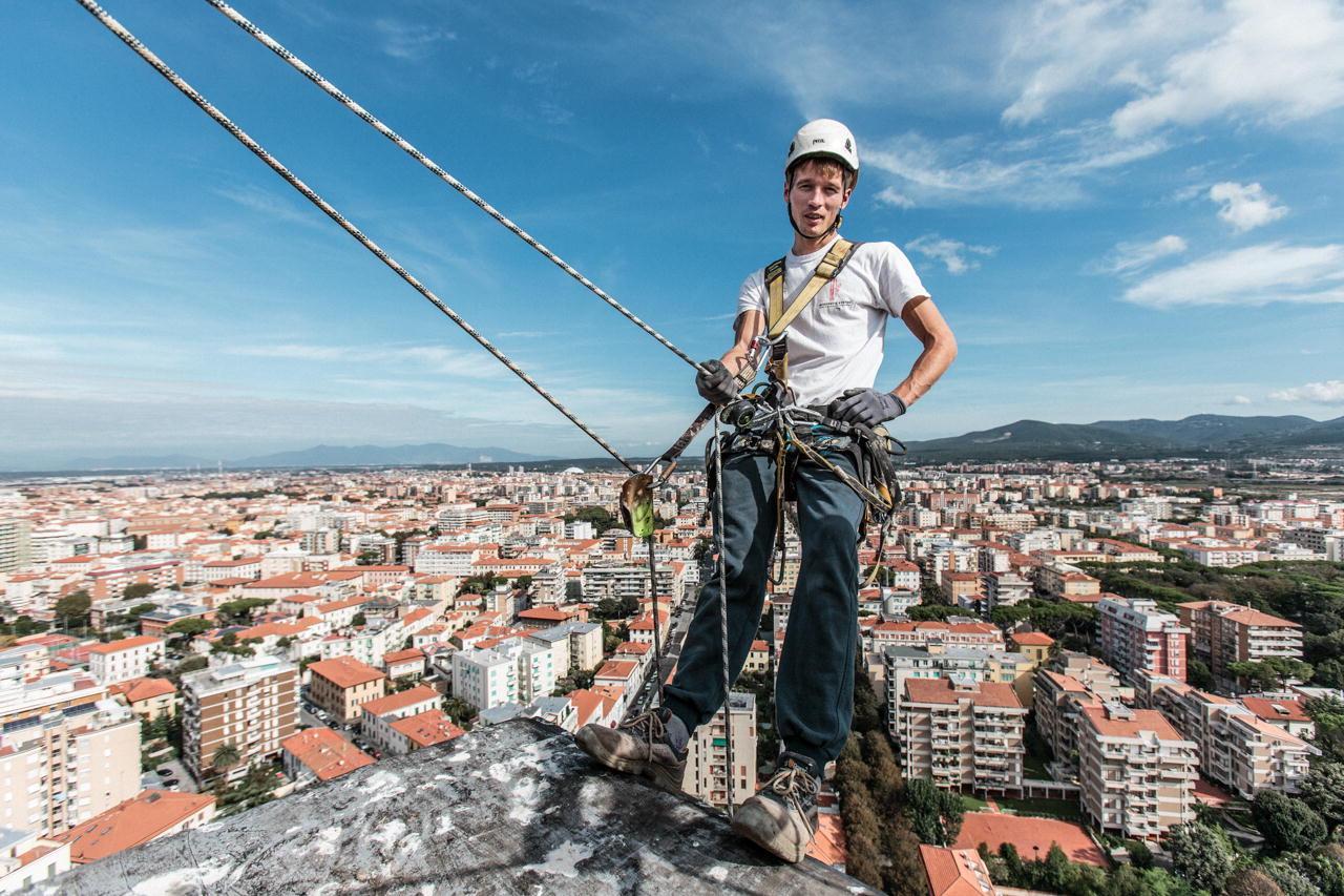 Gli operai-acrobati lavorano al grattacielo di piazza Matteotti 