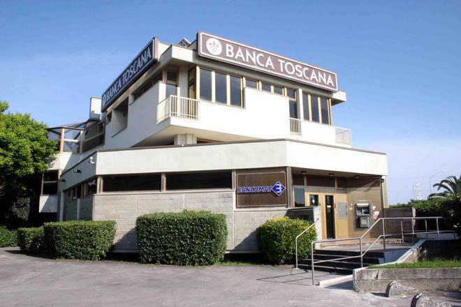 Disarmano la guardia giurata e rapinano la banca 