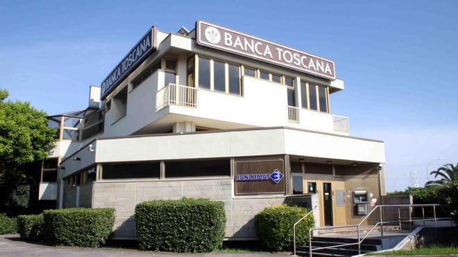 Disarmano la guardia giurata e rapinano la banca