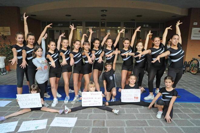 Ginnastica artistica sul marciapiede per avere la palestra 