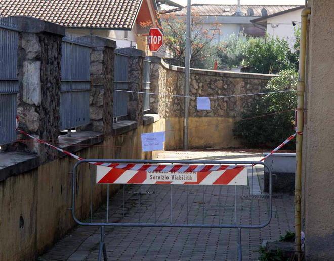 Cade davanzale di marmo, panico alle elementari 