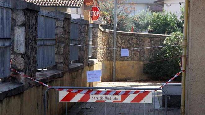 Cade davanzale di marmo, panico alle elementari