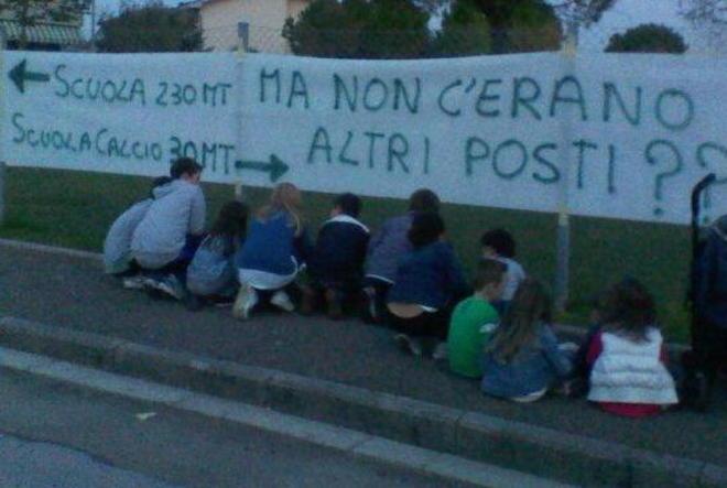 Bambini in strada contro l’antenna 
