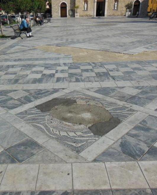 «Che degrado in piazza a Marina» 