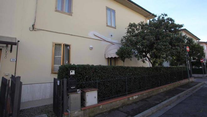 Preso a pugni dai ladri in giardino «Se avessi avuto una pistola...» 
