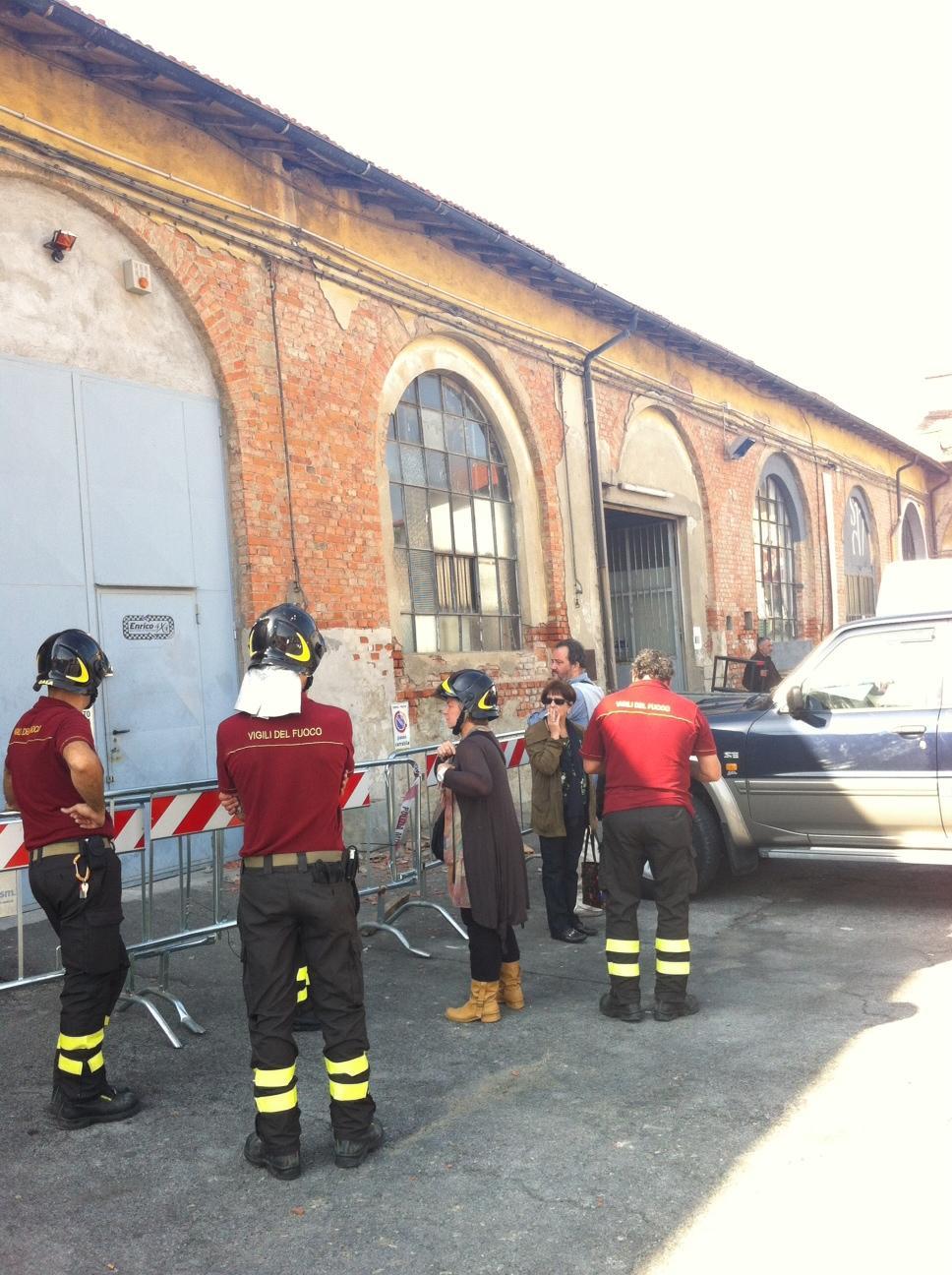 Cadono tegole dal tetto in via Genova, ferito un passante 