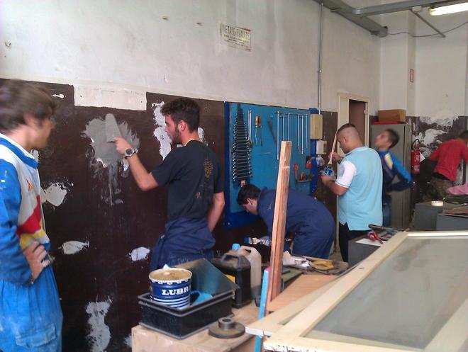«Faremo una colletta per finire i lavori», gli studenti verniciano la scuola 
