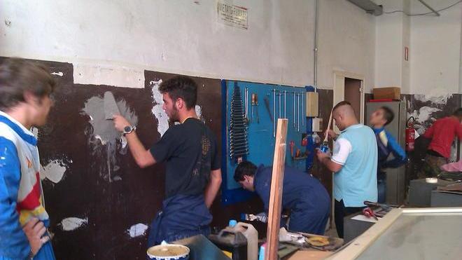 «Faremo una colletta per finire i lavori», gli studenti verniciano la scuola
