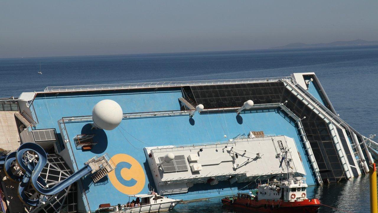 Schettino, la Costa, l’equipaggio: «Tre colpevoli per il disastro»