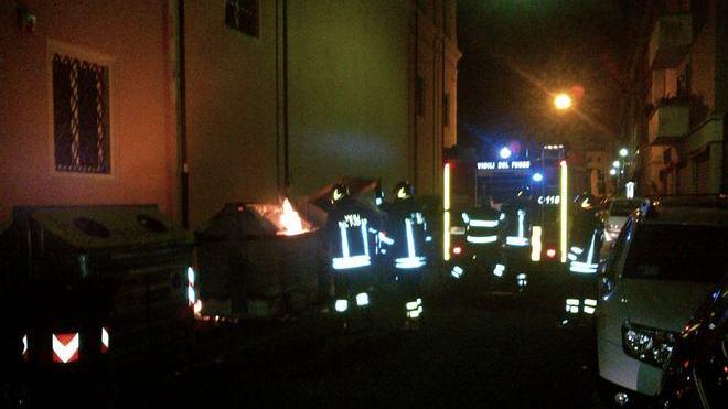Piromane in azione: in fiamme altri sei cassonetti