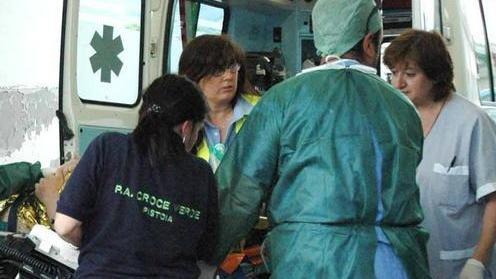Si rompe la gamba in una scarpata
