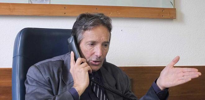 Il preside: «Consegna la pistola» Lo studente si rifiuta e fugge via 