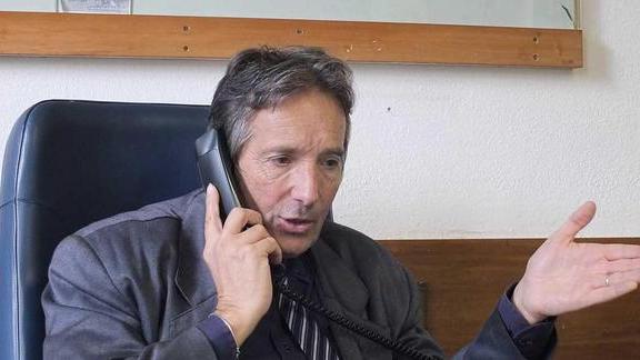 Il preside: «Consegna la pistola» Lo studente si rifiuta e fugge via