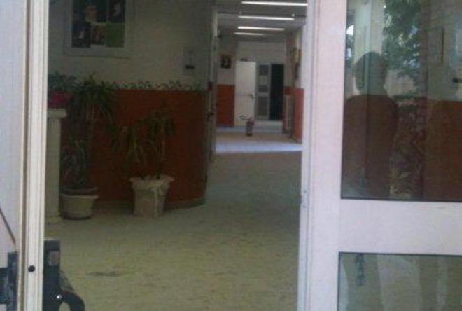 Vandali al liceo, la scuola resta chiusa